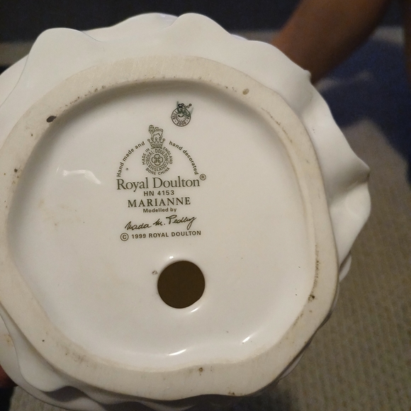 Royal Doulton Red and White Figurine - Picture 4 of 4